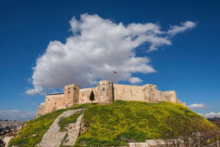 Theo các tài liệu khai quật khảo cổ, Gaziantep là lâu đài đầu tiên được xây dựng bởi Đế chế Hittite như một điểm quan sát. Chu vi của lâu đài hình tròn là 1.200 m. Các bức tường được xây dựng bằng đá và lâu đài bao gồm 12 tòa tháp.