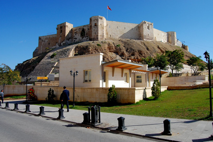 Lâu đài Gaziantep gồm 12 tháp xung quanh, chính giữa là các hầm, hào còn khá nguyên vẹn.