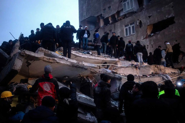 Theo Nytimes, hơn 500 người đã thiệt mạng ở Syria và Thổ Nhĩ Kỳ và con số dự kiến còn tăng cao nữa sau khi trận động đất mạnh 7,8 độ ở miền nam Thổ Nhĩ Kỳ xảy ra vào sáng sớm 6/2.
