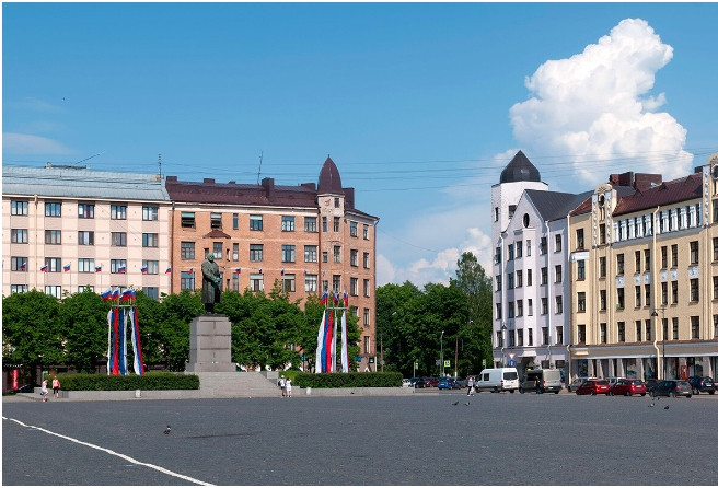 6. Vyborg: Được thành lập vào cuối thế kỷ 13, Vyborg ở Vùng Leningrad từng là một phần của Thụy Điển và Phần Lan. Tên lịch sử của Quảng trường Đỏ ở thành phố này là Quảng trường Giếng Đỏ từ thời Thụy Điển. Vào thế kỷ 16, những người ủng hộ Vua Thụy Điển Sigismund III bị hành quyết gần giếng trên quảng trường. Để tưởng nhớ sự kiện lịch sử, giếng được sơn màu đỏ. Sau Chiến tranh Vệ quốc Vĩ đại, nó đã được đổi tên thành Quảng trường Đỏ.