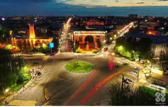 2. Yaroslavl: Không giống như ở Moscow, Quảng trường Đỏ ở Yaroslavl được đặt tên từ thời Xô Viết. Ban đầu nó được gọi là Semenovskaya (nhà thờ St. Simeon Stolpnik trước đây đã từng ở đó), nhưng vào năm 1924, những người Bolshevik đã quyết định đổi tên nó theo tinh thần của thời đại mới.