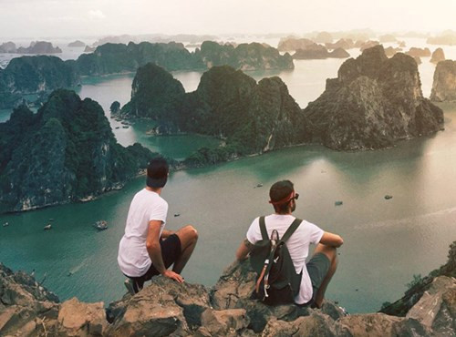 Hai "soái ca Tây" có chung đam mê xê dịch và quyết định cùng nhau đi du lịch khắp thế giới.