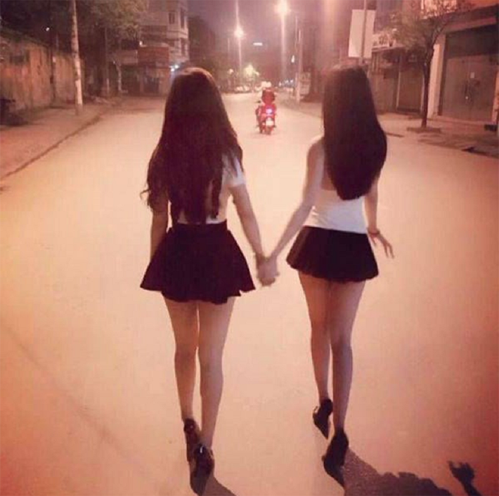 Gái xinh mặc váy không thể ngắn hơn ra đường gây "nhức mắt".
