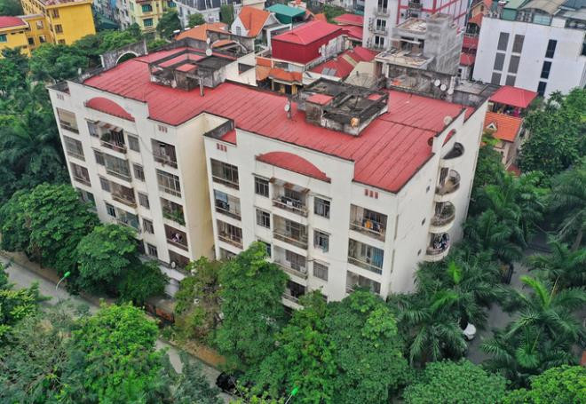 Nói về lý do với báo chí, bà Mai cho biết, khoảng tháng 5 vừa qua Bộ Xây dựng có thông báo đề nghị bà trả lại căn hộ công vụ ở chung cư Hoàng Cầu nên bà mới có đơn gửi Thủ tướng và Bộ xin được tiếp tục thuê và trả tiền như bấy lâu nay. Nếu không làm đơn mà cứ ở đó, đi ra đi vào người ta lại nói này nọ rất khó coi, đồng thời tránh lời dị nghị là chiếm dụng nhà công vụ khi đã hưu. Ảnh: Vnexpress