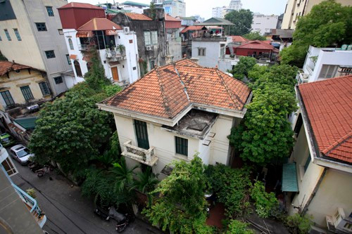 Vụ nguyên Chủ tịch UBND TP Hà Nội - Hoàng Văn Nghiên sau 8 năm mới trả lại căn biệt thự được TP Hà Nội cho thuê với “giá bèo” từng thu hút sự chú ý của dư luận. Ông Nghiên được thành phố Hà Nội cho thuê căn biệt thư rộng hơn 400m2 ở 12 Nguyễn Chế Nghĩa (quận Hoàn Kiếm, Hà Nội) năm 2002 trong thời gian 3 năm sau đó được gia hạn thuê đến ngày 20/7/2007 với giá thuê chỉ có chưa đến 500.000 đồng/tháng.