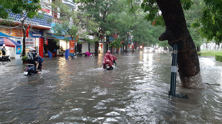 Đáng chú ý, tại các tuyến phố Trần Hưng Đạo, Minh Khai, Hai Bà Trưng, Tô Hiệu, Hùng Vương… có nhiều điểm ngập sâu. Đây là những tuyến phố trung tâm nơi có mật độ lưu lượng giao thông cao. Mưa lụt đã gây nhiều khó khăn cho người tham giao giao thông.