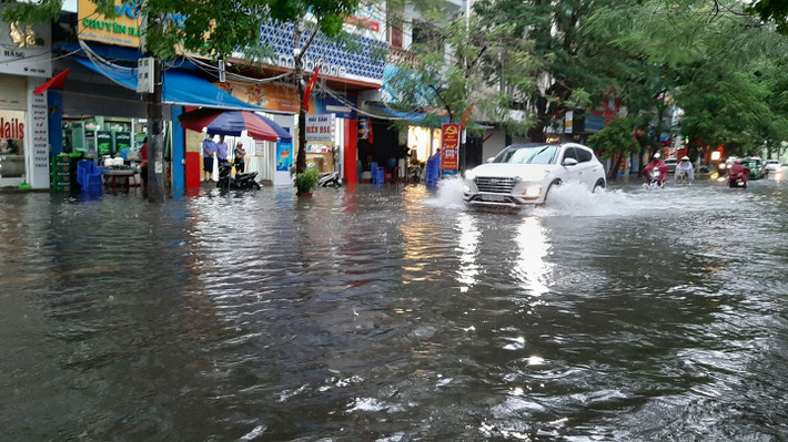 Đầu giờ chiều 2/8, bão số 2 đã suy yếu thành áp thấp nhiệt đới và đi vào các tỉnh Ninh Bình-Thanh Hóa. Tuy nhiên, do mưa lớn nhiều tuyến phố tại Hải Phòng đã ngập sâu trong nước, giao thông đi lại rất khó khăn.