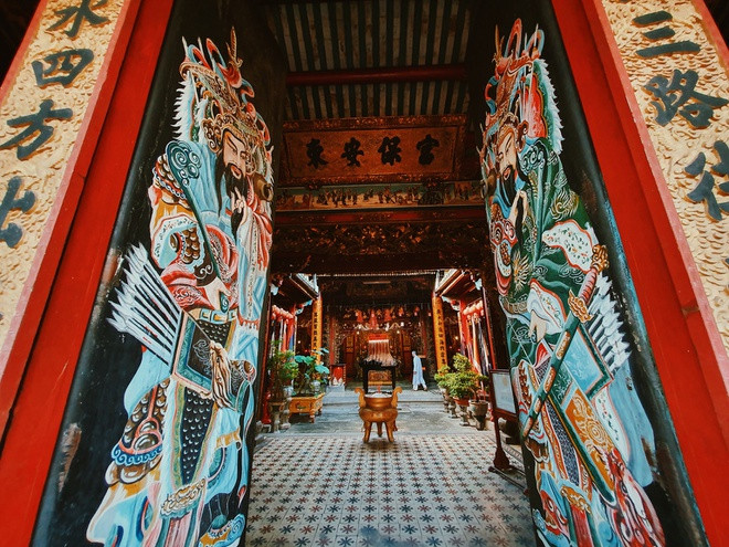 Nằm tại TP Sa Đéc, chùa Kiến An Cung, hay chùa Ông Quách, là di tích lịch sử văn hóa cấp quốc gia, có lối kiến trúc độc đáo, trang nghiêm. Cổng TTĐT Đồng Tháp cho biết chùa được khởi công xây dựng năm 1924, đến năm 1927 thì khánh thành.