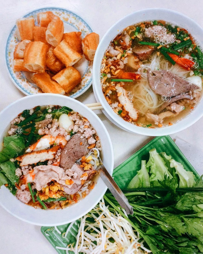 Từ lâu, địa danh Sa Đéc còn được nhiều người nhắc đến với đặc sản hủ tiếu Sa Đéc trứ danh. Những sợi hủ tiếu trong món ngon này được làm từ bột gạo Sa Đéc theo truyền thống trăm năm, kết hợp với nước dùng hầm xương ngọt thanh, những miếng thịt, tôm, lòng... hấp dẫn, cuốn hút người ăn.