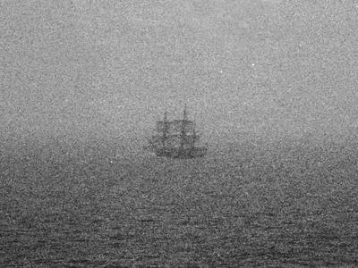 9. The Mary Celeste: Có lẽ câu chuyện về những con tàu ma ngoài đời thực nổi tiếng nhất chính là Mary Celeste, được tìm thấy ở Đại Tây Dương vào năm 1872 trong tình trạng hoàn toàn không bị tổn thương với tất cả các cánh buồm vẫn lành lặn, đồ đạc cá nhân của thủy thủ đoàn còn nguyên vẹn và hơn 1.500 thùng rượu. Tuy nhiên, xuồng cứu sinh, nhật ký thuyền trưởng và toàn bộ thủy thủ đoàn đã biến mất. Đây không thể là cuộc tấn công của cướp biển nên người ta cho rằng đây là cuộc nổi loạn của thủy thủ đoàn, giết người hoặc ăn phải thực phẩm độc hại dẫn đến sự ra đi của tất cả mọi người... Lời giải thích hợp lý nhất có thể là do một cơn bão hoặc một số vấn đề kỹ thuật, buộc phi hành đoàn ngay lập tức từ bỏ con tàu, lên xuồng cứu sinh và sau đó chết trên biển.