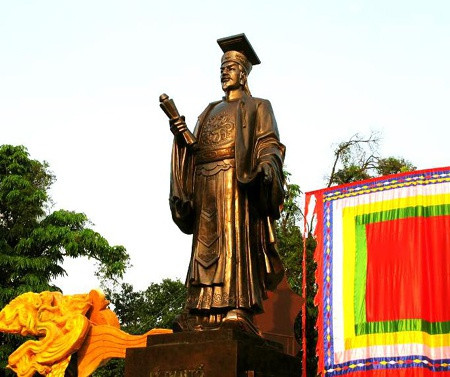 Theo sách “Kể chuyện hiền nhân nước Việt”, Đào Cam Mộc và Thiền sư Vạn Hạnh là những người có công lớn trong việc đưa Lý Công Uẩn làm vua.