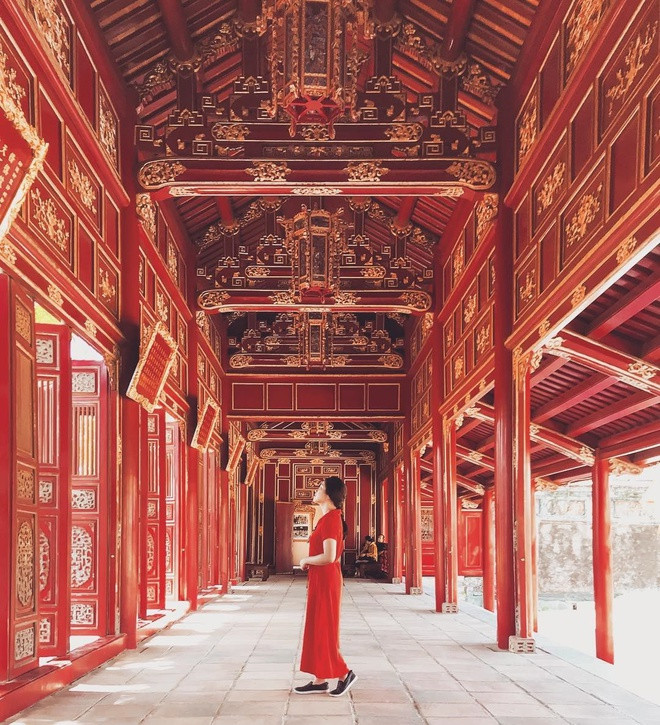 Năm 2016, Ủy ban chương trình Ký ức thế giới khu vực châu Á - Thái Bình Dương chính thức công nhận "Thơ văn trên kiến trúc cung đình Huế" là di sản tư liệu thế giới. Di sản này thể hiện tư tưởng của các vị vua Nguyễn về lịch sử, độc lập dân tộc, văn hóa, quan niệm trị quốc, dân sinh... với nội dung phong phú, thể hiện một loại hình nghệ thuật trang trí đặc biệt trên nhiều chất liệu khác nhau.
