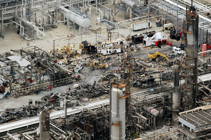 Vụ nổ tại nhà máy sản xuất nhựa vận hành bởi công ty Phillips Petroleum vào ngày 23/10/1989, Pasadena, Texas. Do sự bất cẩn trong giám sát của các nhân viên, một vụ rò rỉ khí đốt lớn đã xảy ra và gây ra các vụ nổ lớn tương đương với 2,5 tấn chất nổ. Phải mất hơn 10 giờ lính cứu hỏa mới dập tắt được ngọn lửa. Vụ nổ khiến 23 người thiệt mạng, 314 người khác bị thương.