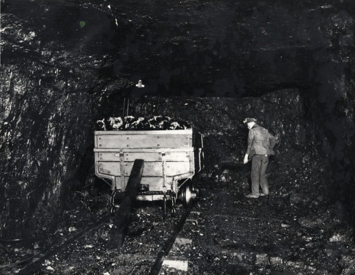 Vụ nổ mỏ than ở thị trấn Centralia, quận Columbia, bang Pennsylvania, Mỹ ngày 25/3/1947, khiến 111 người thiệt mạng, 8 người khác được giải cứu nhưng sau đó cũng qua đời vì bị thương quá nặng. Trong vụ tai nạn, chỉ có 31 người thoát chết. Thị trấn hiện được biết đến nhiều hơn với ngọn lửa ngầm vĩnh cửu, từng là nguyên mẫu của ngọn lửa trong trò chơi và bộ phim “Ngọn đồi im lặng” (Silent Hill). Cụ thể, thị trấn Centralia bắt đầu bốc cháy từ năm 1962, rác thải ở một hố than đã đốt cháy một mạch than ở dưới lòng đất bị bỏ hoang lâu năm, lượng than này bị cháy đã dẫn tới gây cháy các mạch than đá khác, tạo ra một đám cháy khủng khiếp. Chính quyền bang đóng cửa Centralia năm 1992 và phần lớn cư dân đã rời đi. Ngày nay, chỉ có hơn chục người còn sống ở đó.