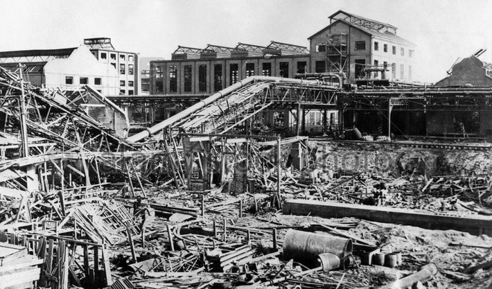 Vụ nổ tại một nhà máy hóa chất ở thành phố Oppau, Đức, ngày 21/9/1921. Tại nhà máy nơi xảy ra thảm họa, một tháng trước một vụ nổ đã xảy ra giết chết hàng trăm người. Nhưng không có biện pháp phòng ngừa nào được thực hiện và vụ tai nạn tiếp theo đã cướp đi sinh mạng của 600 nhân viên và làm bị thương 2.000 người. 12 tấn hỗn hợp sunfat và amoni nitrat đã phát nổ với lực 5 kiloton TNT. Các công nhân ở đây đã dùng một lượng chất nổ nhỏ để làm tơi hỗn hợp hóa cứng trong phân bón có chứa amoni sulfat và ammonium nitrat mà không biết rằng hai chất này cũng có thể gây cháy nổ.