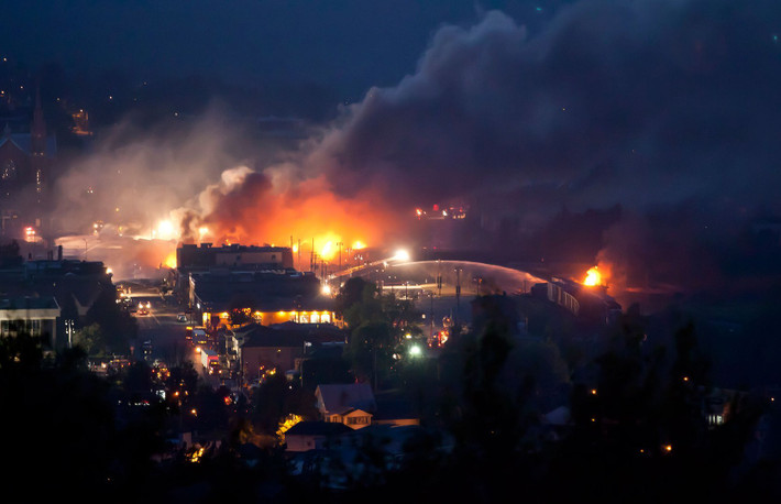 Thảm họa đoàn tàu chở dầu thô bị trật bánh ở thị trấn Lac-Megantic: Ngày 6/7/2013, trung tâm thị trấn Lac Megantic, thành phố Quebec, Canada đã bị phá hủy trên diện rộng bởi một đám cháy dữ dội, sau khi một chiếc tàu hỏa chở dầu thô trật bánh và phát nổ. Một đoàn tàu hỏa của Công ty Montréal, Maine & Atlantic (Canada) chở 73 toa dầu thô bị trật đường ray và phát nổ. Hơn một nửa các tòa nhà ở trung tâm thành phố đã bị phá hủy bởi vụ nổ và hỏa hoạn, trong đó có khoảng 50 người thiệt mạng.