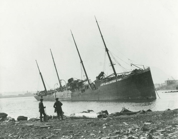 Vụ nổ Halifax vào ngày 6/12/1917 là thời điểm đánh dấu khoảnh khắc kinh hoàng tại Halifax (bang Nova Scotia, Cananda), nơi chứng kiến vụ va chạm trên biển khủng khiếp bậc nhất trong lịch sử nhân loại. Vụ nổ mang tên Halifax xảy ra giữa tàu SS Mont-Blanc của Pháp và tàu SS Imo của Na Uy tại bến cảng Halifax (Canada). Trong khi đó, tàu SS Mont-Blanc chở loại “hàng hóa rất nguy hiểm” gồm hàng trăm thùng chứa thuốc nổ TNT, axit Picric, nhiên liệu rất dễ cháy benzole và bông thuốc súng. Vụ va chạm đã khiến gần 12.000 người thương vong, toàn bộ các công trình, tòa nhà trong bán kính 800 m sụp đổ trong tro bụi.