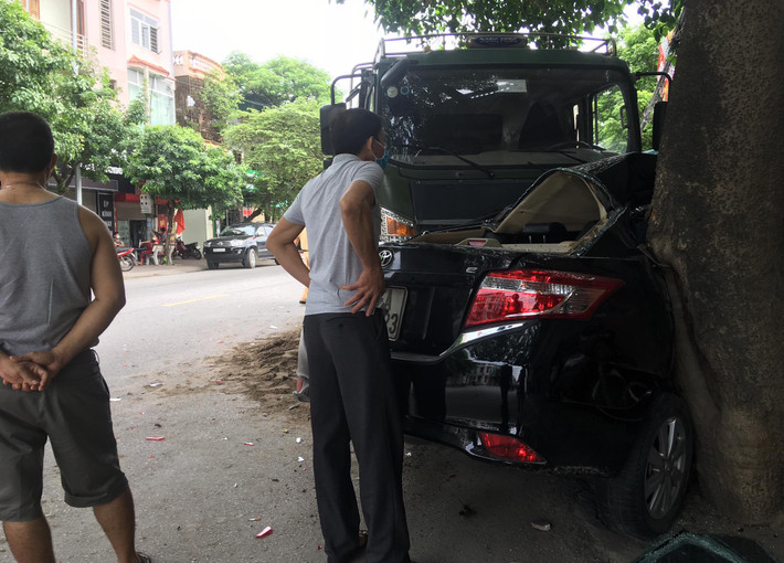 Vụ tai nạn khiến người dân ngạc nhiên vì TP Hải Dương đang giãn cách xã hội phòng dịch COVID-19, đường khá thông thoáng.