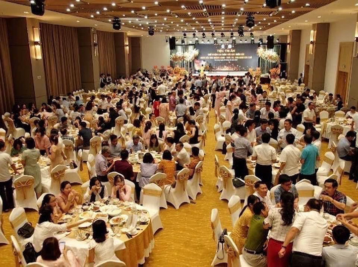 Cùng ngày, Hội Y học Dự phòng Việt nam cũng tổ chức Hội thảo “Những bài học kinh nghiệm trong phòng chống dịch COVID-19 và các dịch bệnh mới nổi” tại khách sạn Paddington Hạ Long. Thành phần gồm Ban chấp hành Hội Y học dự phòng Việt Nam và các cán bộ hoạt động phòng chống dịch của CDC các tỉnh, 45 người. Kinh phí do hội tự chi trả. Nhiều người muốn gửi lời chia tay đến ông Chủ nên đã nhờ bộ phận kỹ thuật chạy chữ "tiệc tri ân" trên màn hình LED trong bữa cơm tối.