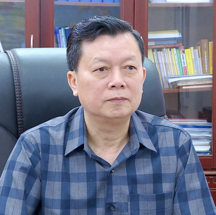Những người cùng nghỉ hưu gồm: Nguyên Giám đốc Ninh Văn Chủ, Phó Giám đốc Lê Thị Hoa (nghỉ hưu từ 1/8) và Phó Giám đốc Từ Thị Anh Phương (nghỉ hưu từ 1/9). Đơn vị dự kiến sẽ tổ chức một buổi chia tay cho cả 3 người trong Ban Giám đốc vào cùng một buổi để vừa tiết kiệm, tránh lãng phí và hiệu quả tốt hơn.