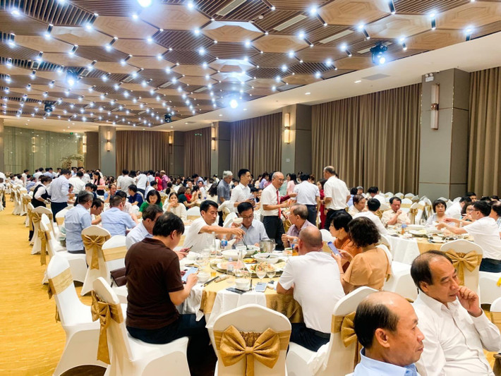 Đến ngày 30/6, Công ty CP Y tế Đức Minh (AMV Group) phối hợp với CDC Quảng Ninh tổ chức hội nghị tổng kết hoạt động dự án Safpo - Potec hợp tác công - tư năm 2021, sơ kết 6 tháng đầu năm và kế hoạch 6 tháng cuối năm 2022. Sau khi hội nghị kết thúc, các đại biểu trong CLB Giám đốc CDC Miền Bắc và khách mời, cán bộ nhân viên Tập đoàn y tế AMV Group có nhu cầu tham quan vịnh Hạ Long.