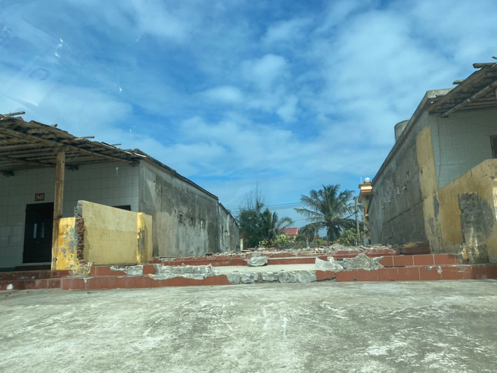 Ngày 22/8, chính quyền thị trấn Quất Lâm (huyện Giao Thủy, tỉnh Nam Định) tiếp tục triển khai kế hoạch, lộ trình của UBND huyện về việc giải tỏa ki-ốt của các hộ kinh doanh sau khi hết hạn thuê đất tại khu vực ven bãi biển Quất Lâm.