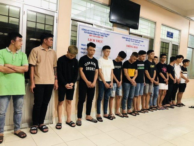 Tấn công cơ sở massage: Công an TP Thuận An (Bình Dương) đang xác minh, làm rõ vụ việc nhóm thanh niên hơn 10 người đi xe máy đậu trước cơ sở kinh doanh massage rồi mang hung khí đập phá. Những người trong cơ sở massage hoảng sợ bỏ chạy vào bên trong. Tuy nhiên, nhóm người vẫn chạy vào các phòng để đe dọa. Được biết, nguyên nhân nhóm đối tượng đến đập phá vì trước đó đến đòi bảo kê nhưng chủ cơ sở không đồng ý.