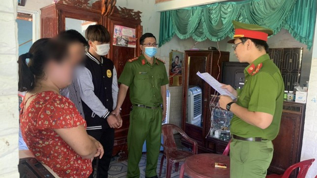 Bắt ba đối tượng chặn đường chém người dã man: Do mâu thuẫn, Nguyễn Văn Thông, Phan Đức Tài (đều SN 2006) và Nguyễn Quốc Hùng (SN 2007) hẹn nhóm của Dương Minh Quân (SN 2003) cầm hung khí đến giải quyết. Khi phát hiện Quân, nhóm Thông, Tài, Hùng lao ra chặn đường rồi dùng hung khí chém nhiều nhát vào cổ tay, cánh tay, chân... của nạn nhân. Hậu quả, Quân bị thương tích 36%. Công an TP Huế đã khởi tố, bắt tạm giam Thông, Tài và Hùng để điều tra về hành vi cố ý gây thương tích.