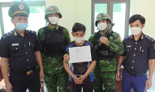 Bắt đối tượng người Lào vận chuyển lượng lớn ma tuý qua biên giới: Bộ đội Biên phòng tỉnh Hà Tĩnh vừa phối hợp Hải quan Hà Tĩnh bắt giữ Yer Vang, (SN 1995, trú tại bản Huội Hỏi, huyện Viengthong, tỉnh Bolikhamsai, Lào), khi đối tượng này vừa vận chuyển 1kg Ketamin và 7.500 viên ma túy tổng hợp từ Lào qua Việt Nam. Tại CQĐT, Yer Vang khai vận chuyển ma túy để bàn giao cho một người ở Nghệ An để lấy tiền công. >>> Mời độc giả xem thêm video Bạc Liêu: Thuê xe ô tô luồng xanh để chở ma túy đi bán: