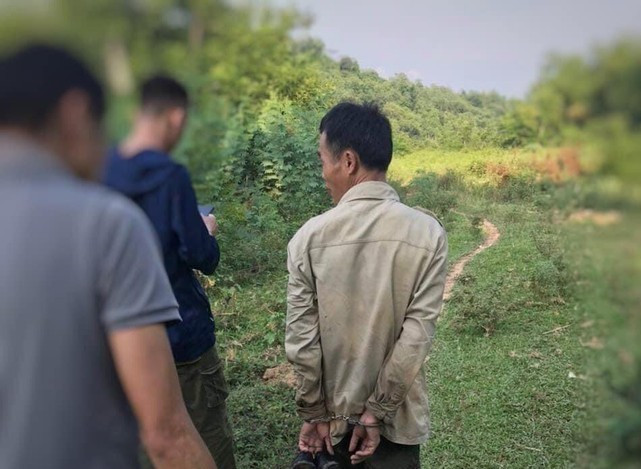 Mâu thuẫn tiền bạc, vác súng tự chế bắn người: Công an huyện Tràng Định (Lạng Sơn) vừa tạm giữ Lương Văn Thiết (SN 1979), để điều tra về hành vi dùng súng tự chế bắn người. Theo điều tra, mấy năm gần đây, Thiết sang Trung Quốc làm thuê, có tiền tiết kiệm nên gửi bà Vi Thu Hà (SN 1958) giữ hộ. Gần đây, Thiết đến đòi lại số tiền đã gửi, nhưng không được. Do đó, Thiết đã mang súng tự chế bắn vào đầu ông Nông Thành Lê (SN 1955, chồng bà Hà) và dùng dao thái rau chém bị thương bà Hà.