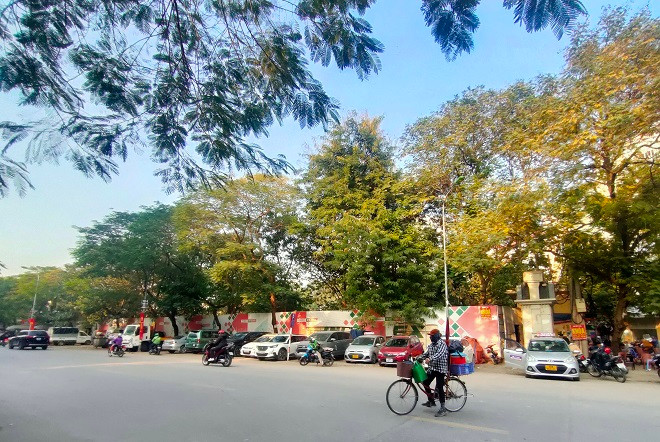 Theo tìm hiểu, dự án Trung tâm thương mại, chợ, siêu thị và văn phòng cho thuê Xuân La (gọi tắt là dự án chợ Xuân La) nằm tại phường Xuân La, quận Tây Hồ, phía Đông tiếp giáp ngõ 28 Xuân La, phía Tây Nam giáp mặt đường Xuân La. Thông tin từ chủ đầu tư, dự án chợ Xuân La có diện tích hơn 0,2ha, tổng mức đầu tư dự kiến 380 tỷ đồng.