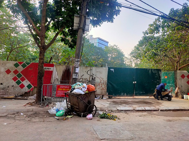 Mới đây, tại báo cáo của UBND TP Hà Nội tháng 5/2022 về việc trả lời ý kiến, kiến nghị của cử tri trước và sau kỳ họp thứ 3 HĐND thành phố khoá XVI, cử tri quận Tây Hồ đề nghị UBND thành phố giám sát, giao chủ đầu tư khác đủ năng lực thực hiện đối với các dự án chậm triển khai, đặc biệt là dự án xây dựng chợ, siêu thị, trung tâm thương mại Xuân La.