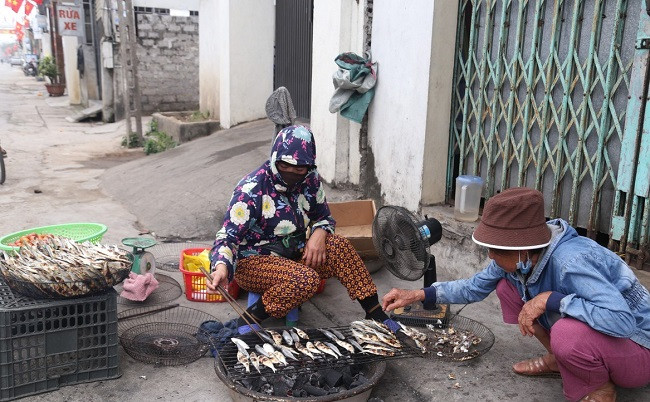 Để giữ lại hương vị tươi ngon nhất, khi vừa được chuyển từ biển về, cá trích được các hộ dân nướng ngay. Khách hàng có thể mua cá trích nướng tại các hàng quán dọc bờ biển Diễn Kim với mức giá từ 50.000 đồng/kg.