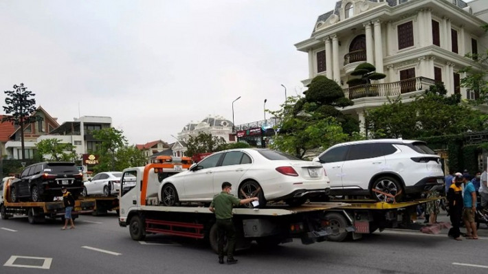 3 chiếc xe còn lại đứng tên 3 người khác gồm chiếc xe Lexus 570, BKS 14A – 233.88 mang tên Nguyễn Ngọc Hà (tổ 8, khu 2, phường Bãi Cháy, TP Hạ Long); Lexus ES 250 BKS 14A – 388.38 mang tên Lê Thị Thúy Liên (tổ 3, khu 8, phường Hồng Hải, TP Hạ Long); Mercedes-Benz E300, BKS 14A – 256.99 đứng tên Công ty TNHH Thái Hà.