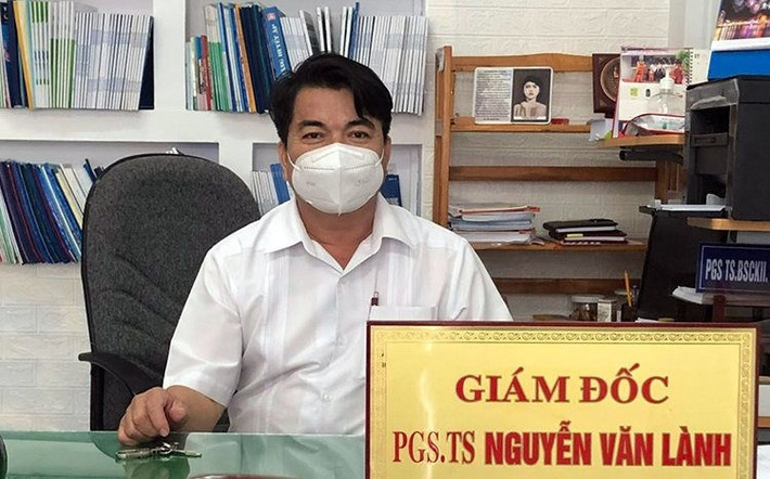 Trả lại 450 triệu quà Việt Á, Giám đốc CDC Hậu Giang bị bắt giam: Ngày 11/5, Công an tỉnh Hậu Giang đã khởi tố, bắt giam Nguyễn Văn Lành - nguyên Giám đốc CDC Hậu Giang cùng 2 thuộc cấp về hành vi vi phạm quy định về đấu thầu gây hậu quả nghiêm trọng. CDC Hậu Giang đã mượn Kit xét nghiệm CD-19 do Việt Á sản xuất, sau đó thực hiện hồ sơ, thủ tục “hợp thức” nhằm cho Việt Á trúng 6 gói thầu với tổng số tiền hơn 5 tỷ đồng. Mới đây, ông Lành khi trao đổi với báo chí cho biết, từng giao nộp “giỏ quà” bên trong có 450 triệu đồng của Việt Á.