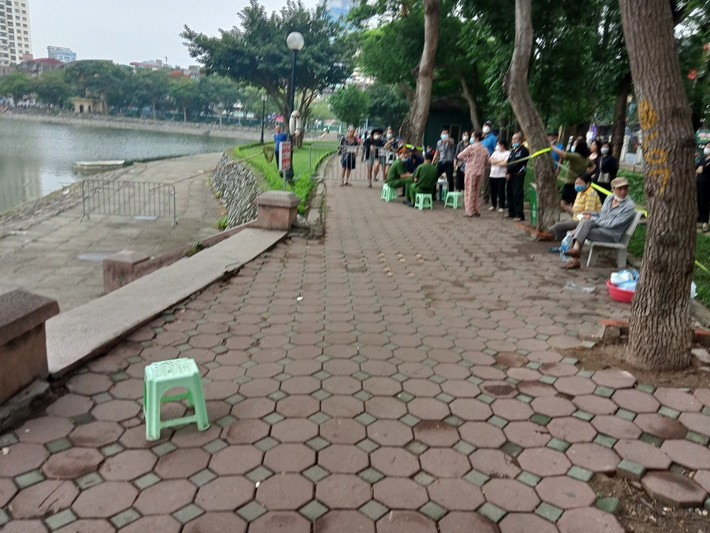Phát hiện thi thể nam thanh niên ở hồ Thành Công (Hà Nội): Sáng 14/5, người dân đi tập thể dục ven hồ Thành Công ( TP Hà Nội) phát hiện 1 thi thể nam thanh niên. Sau đó cơ quan chức năng đã vớt được thi thể lên bờ. Nạn nhân khoảng 24 tuổi, nhà ở gần hồ và hay thường xuyên ra khu vực này tập thể thao. Nguyên nhân cái chết của nạn nhân đang được làm rõ.