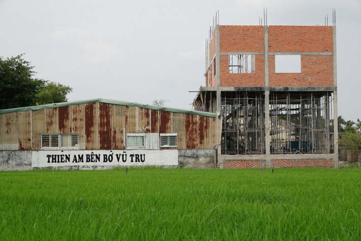 Cuối năm 2021, Công an tỉnh Long An nhận được nhiều tố cáo về việc những người sống trong Tịnh thất Bồng Lai có dấu hiệu trục lợi, tu tại gia, nuôi trẻ mồ côi, cơ nhỡ để kêu gọi từ thiện, trục lợi từ thiện và lợi dụng quyền tự do dân chủ xâm phạm lợi ích của tổ chức, cá nhân, loạn luân.