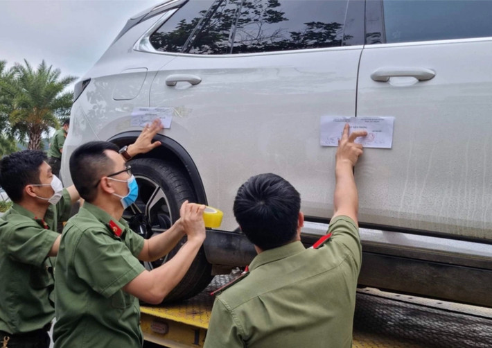 Thời gian gần đây, cơ quan điều tra liên tục phát hiện xử lý nhiều vụ án hình sự có bị can là người có chức vụ quyền hạn, sống trong những lâu đài, biệt thự sang trọng, sử dụng những chiếc ô tô đắt tiền. Trong khi đó mức lương của cán bộ, công chức ở Việt Nam hiện nay không cao. Điều này khiến dư luận không khỏi băn khoăn về nguồn gốc số tài sản khủng đó từ đâu ra?