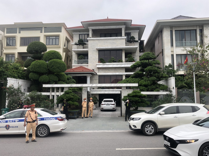 Từ những sai phạm của các bị can là người có chức vụ quyền hạn, không tránh khỏi những nghi ngờ những tài sản đó là do phạm tội mà có. Bởi vậy, trong quá trình điều tra vụ án hình sự, cơ quan điều tra cũng sẽ làm rõ nguồn gốc những tài sản của bị can để làm rõ nguồn gốc những tài sản này, làm rõ hành vi vi phạm pháp luật và hậu quả thiệt hại đã gây ra đối với xã hội để xác định trách nhiệm pháp lý trong đó có trách nhiệm bồi thường thiệt hại, thu giữ tài sản do phạm tội mà có theo quy định pháp luật.