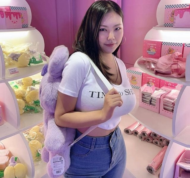 Nhờ có vòng một khủng cup H, cô nàng có thể gây ấn tượng với mọi người ngay từ cái nhìn đầu tiên.