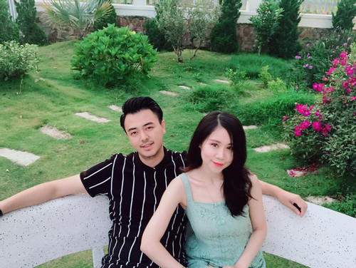 Ngoài những lúc bận rộn với công việc, Tuấn Tú cũng thường xuyên đưa vợ đi chơi để hâm nóng tình cảm.