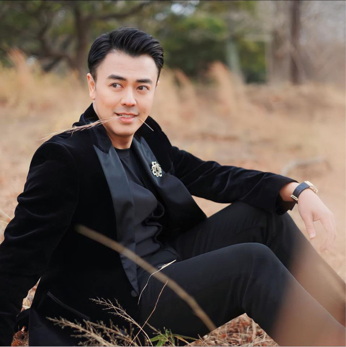 MC Tuấn Tú sinh năm 1984 tại Hà Nội, được biết đến và yêu mến với vai trò MC, người mẫu thời trang và diễn viên. Anh tham gia nhiều phim truyền hình như: 'Blog nàng dâu', 'Mặt nạ da người', 'Tóc rối', 'Về nhà đi con', '11 tháng 5 ngày', 'Anh có phải đàn ông không?', 'Nhà mình lạ lắm'...
