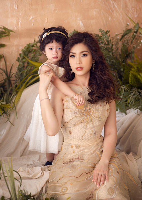 Á hậu Diễm Trang vừa tung bộ ảnh mới nhân dịp kỷ niệm bé Julia – con gái đầu lòng của Diễm Trang lên 2 tuổi.