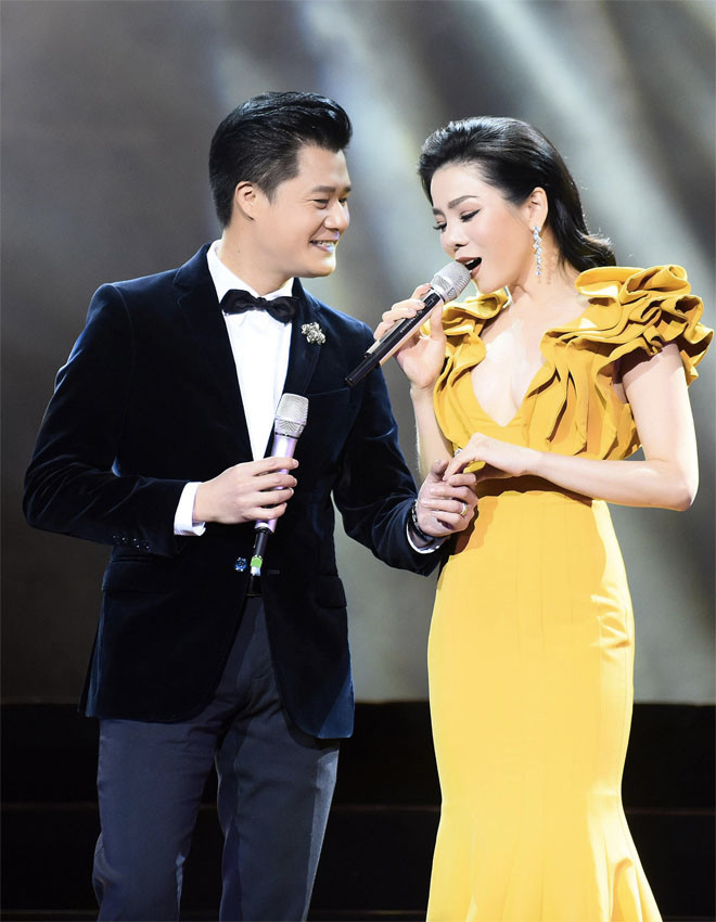 Bà mẹ một con e ấp, thẹn thùng bên Quang Dũng khi cùng anh thể hiện bản tình ca “Còn yêu em mãi”, “Hạ trắng”.