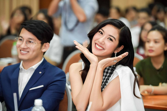 Nàng á hậu diện trang phục tông trắng xuất hiện với thần thái rạng rỡ.