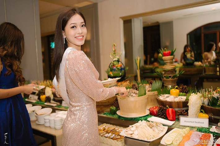 Hình ảnh Á hậu Bùi Phương Nga tươi rói tại Miss Grand International 2018.