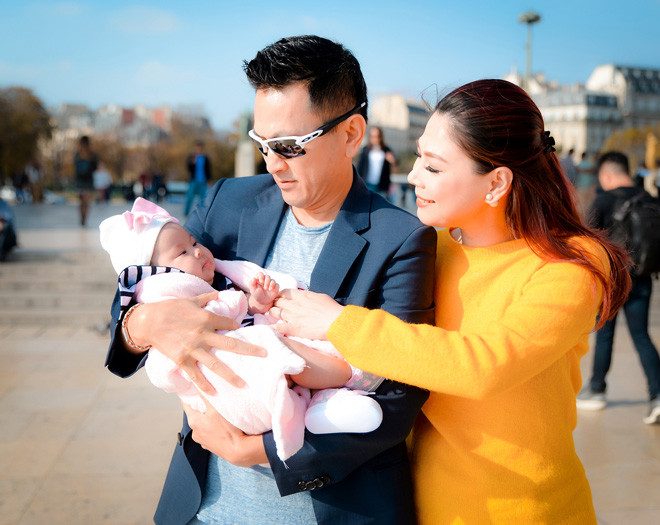 Mới đây, Thanh Thảo đã khiến nhiều khán giả, bạn bè bất ngờ khi sớm trở lại sân khấu chỉ sau 3 tháng sinh em bé. Thậm chí, nữ ca sĩ còn đưa chồng con và bà ngoại đi cùng mình trong chuyến lưu diễn dài ngày tại Pháp.
