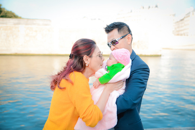 Không ít khán giả tỏ ra lo lắng vì cho rằng con gái của nữ ca sĩ còn quá nhỏ để đi xa như vậy. Tuy nhiên, giọng ca “Búp bê con trai” cho biết, cô mong bé được khám phá thế giới xung quanh để trở nên dạn dĩ. Cô tin rằng nếu con được trải qua “sương gió” ngoài đời cùng mẹ từ khi còn nhỏ, bé sẽ khoẻ mạnh và không bị ốm vặt.
