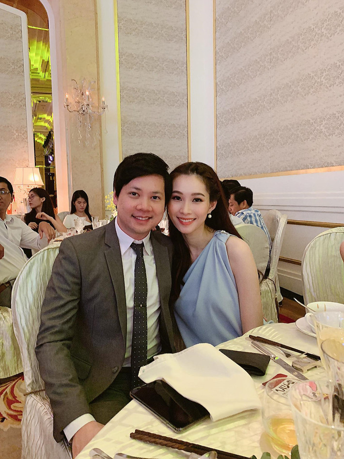 Cũng trong tối 6/10, doanh nhân Trung Tín chia sẻ ảnh bên vợ cùng lời yêu thương: "Mừng ngày đặc biệt, em yêu".