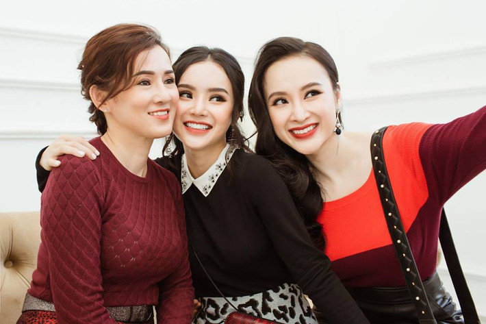 Mới đây, trên trang facebook cá nhân, Angela Phương Trinh đăng tải loạt ảnh tạo dáng bên mẹ ruột và em gái Phương Trang nhận được sự quan tâm của đông đảo cộng đồng mạng và người hâm mộ.